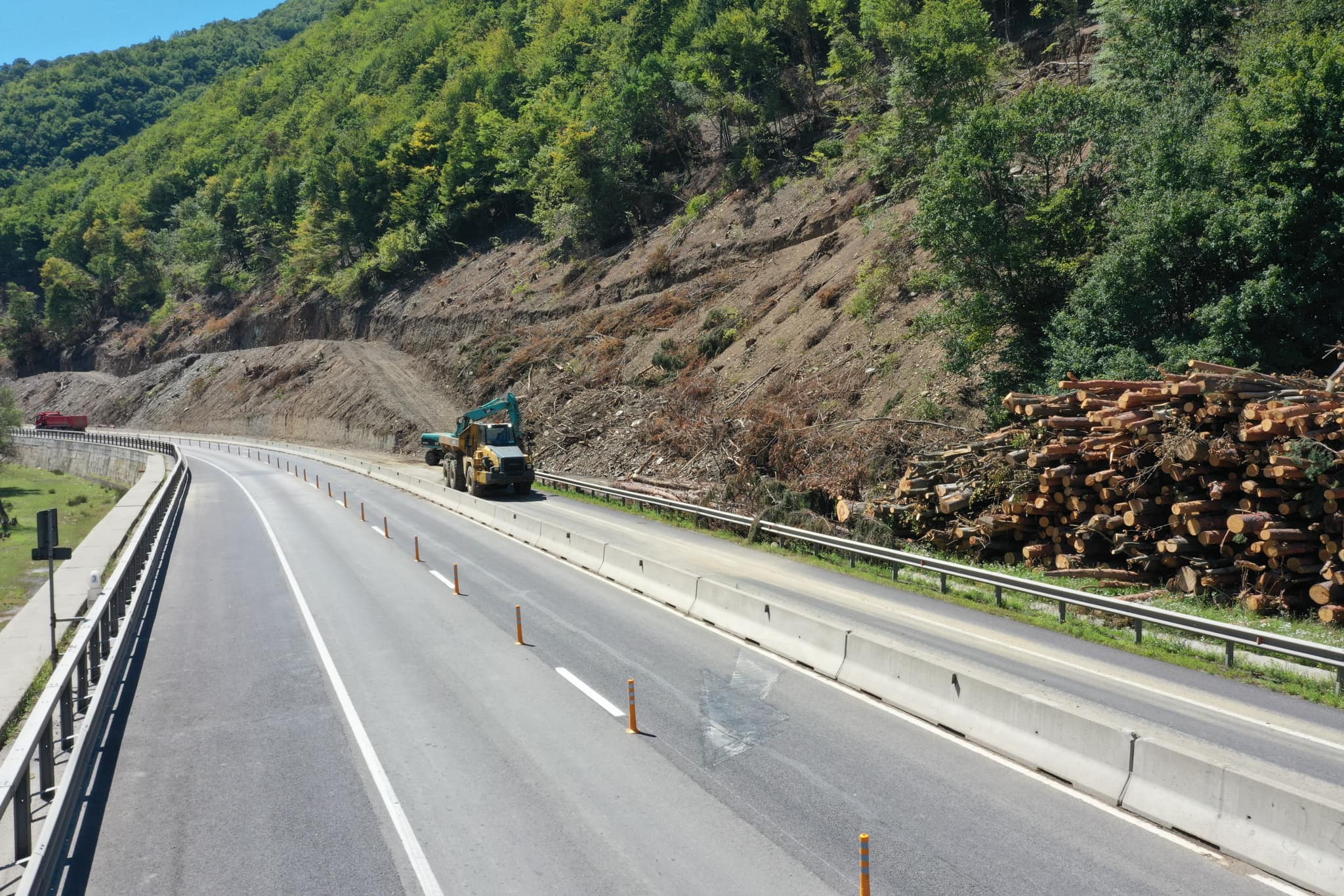 Circulația pe Valea Oltului, blocată după un accident cu cinci mașini