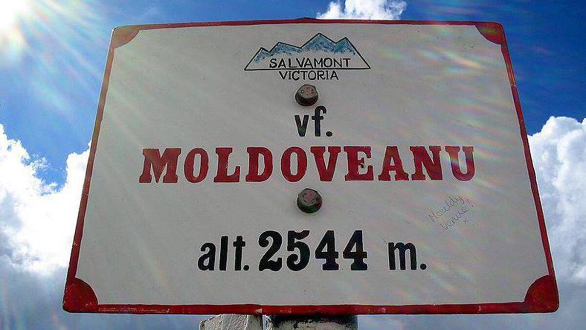 Drumul care duce spre Vârful Moldoveanu, rupt de viitură. Mai mulți turiști au rămas blocați