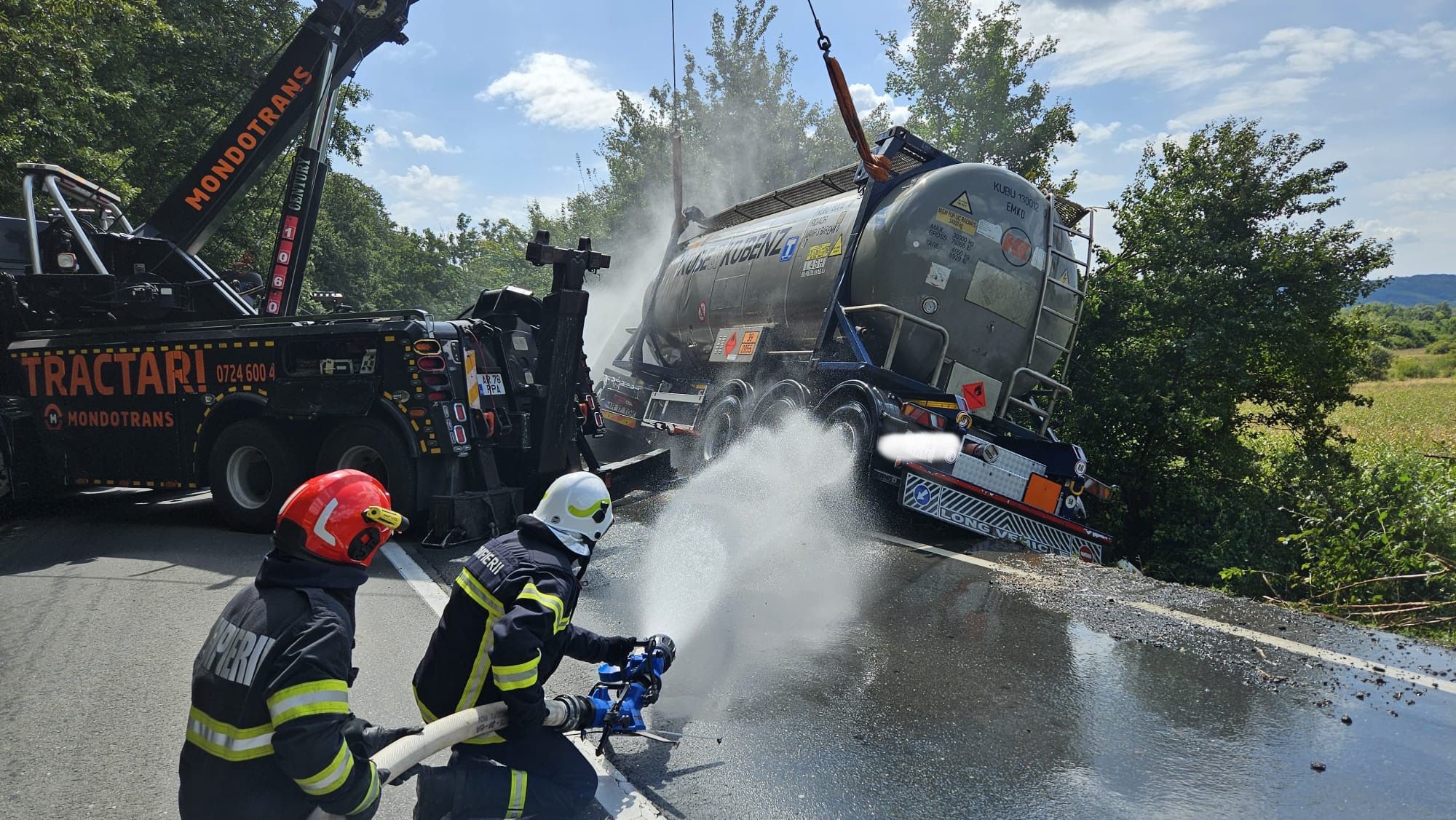 Scurgeri de gaz la o cisternă în Călimănești, traficul pe DN 7 a fost complet oprit