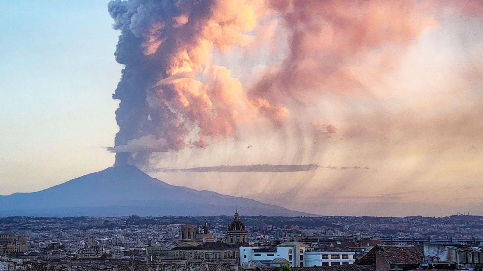 Vulcanul Etna erupe de șapte zile fără oprire. Fenomen rar, nemaiîntâlnit din anii ’70