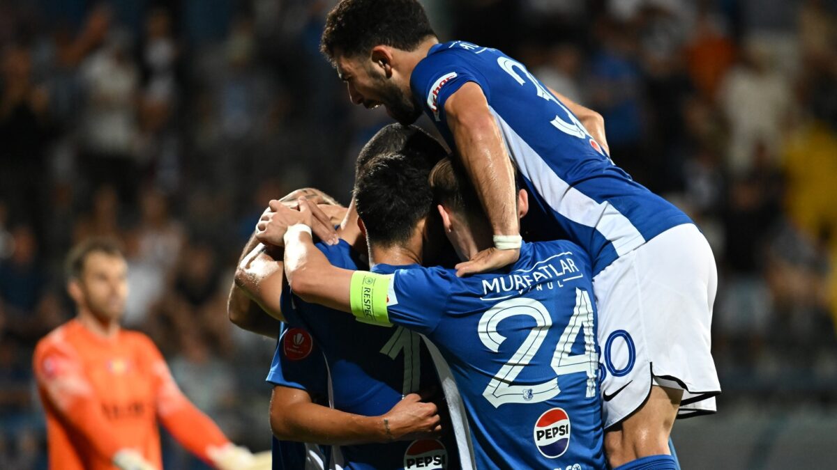 Dinamo, învinsă de Farul Constanţa, scor 0-2. Oamenii lui Hagi au dat lovitura pe Arcul de Triumf