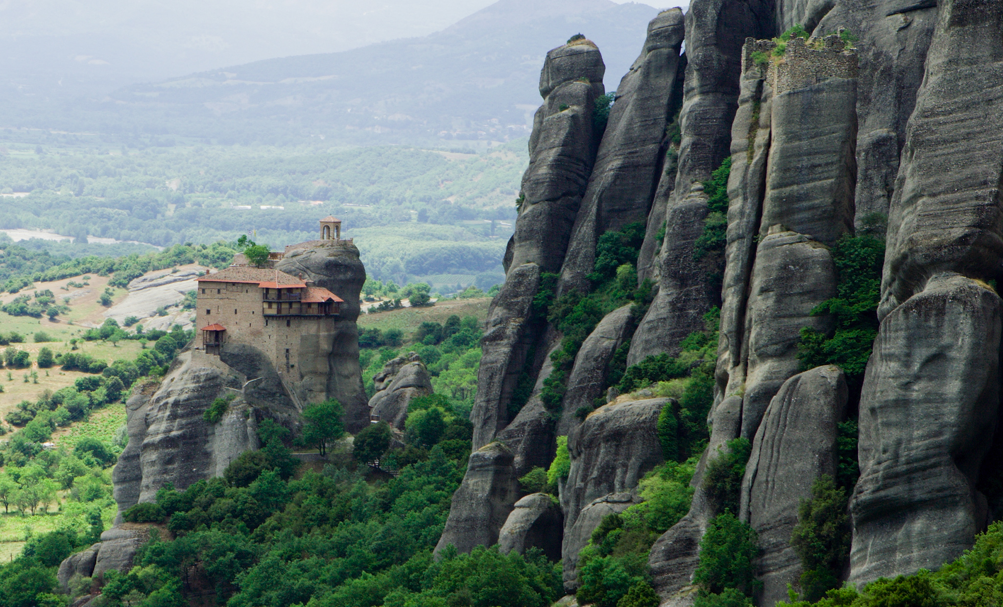 Mănăstirile suspendate între cer și pământ. Cum a fost construită Meteora pe stânci imposibil de escaladat