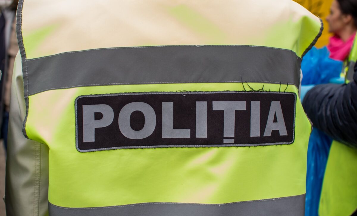 Ofițer de poliție reținut pentru trafic de influență. Colegul său este acuzat de șantaj
