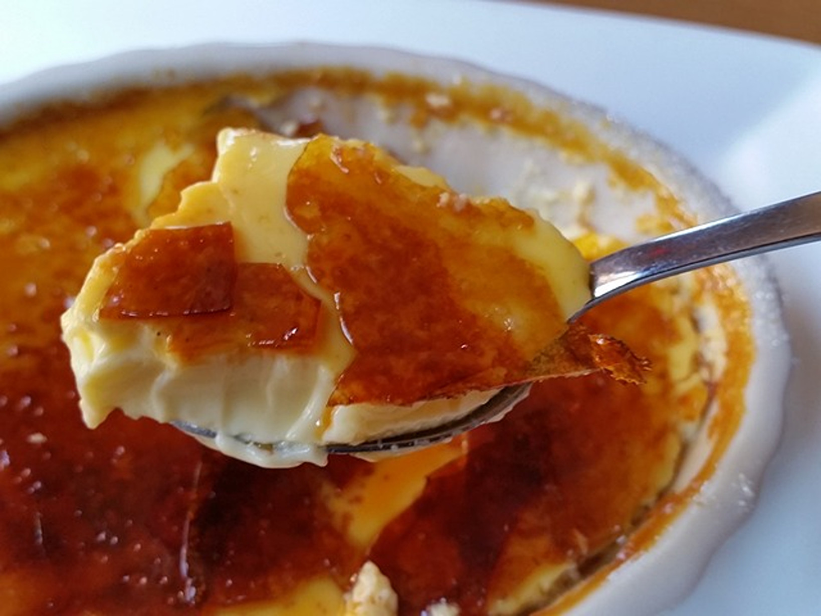 Rețeta clasică de cremă de zahăr ars cu vanilie. Trucul pentru un desert fin și mătăsos