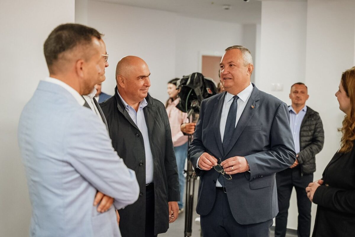 Bolojan, alături de Nicolae Ciucă la deschiderea primului campus de învățământ dual din România