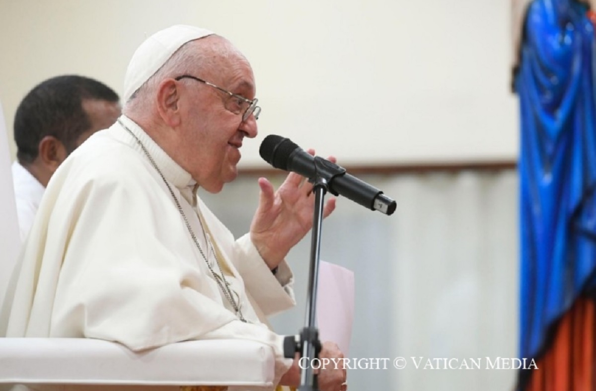 Papa Francisc s-a întâlnit cu Macron. Schimb interesant de daruri