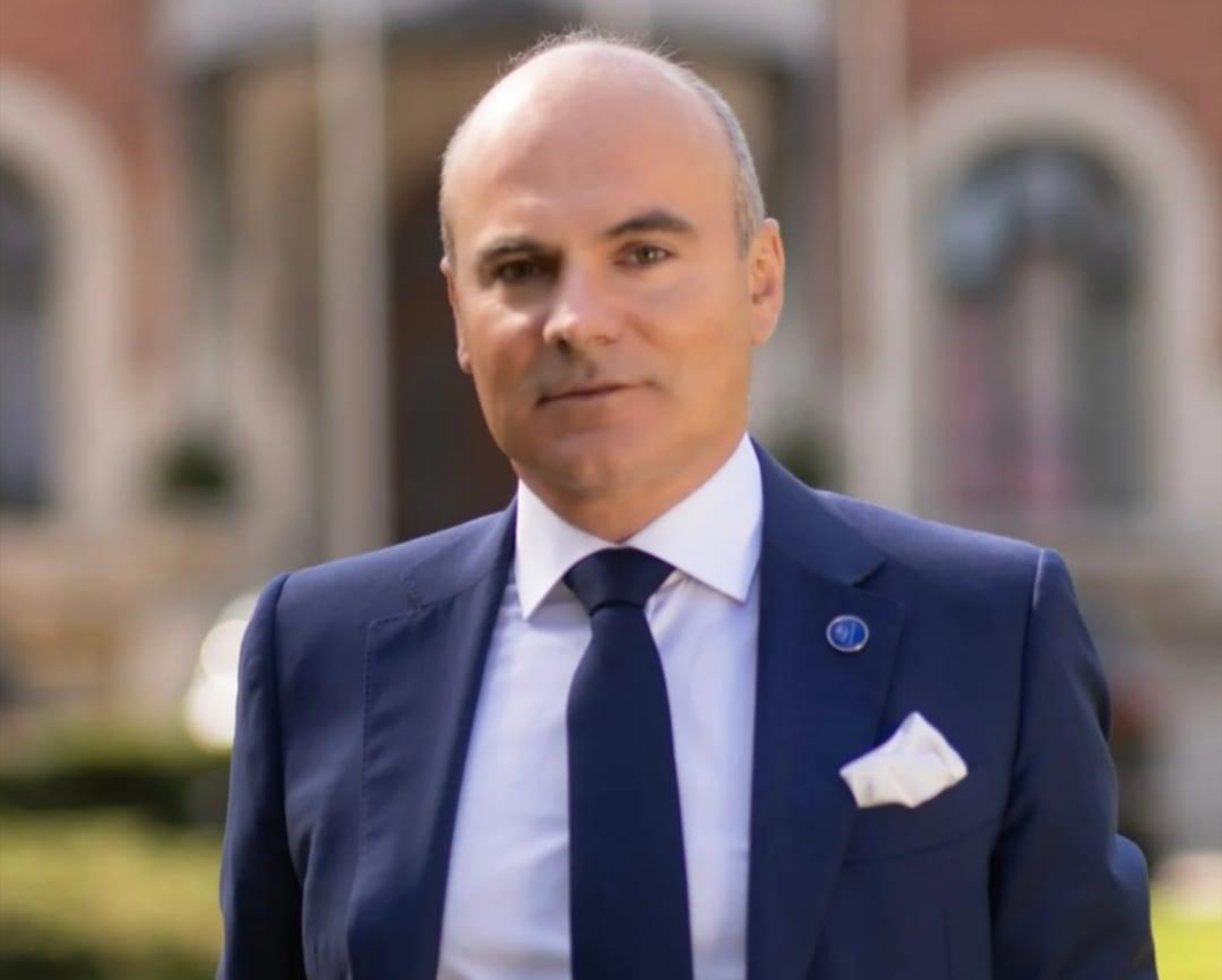 Rareș Bogdan respinge steagul LGBTQ+ la sediul PNL. Europarlamentarul cere revenirea la „familie și tradiții”