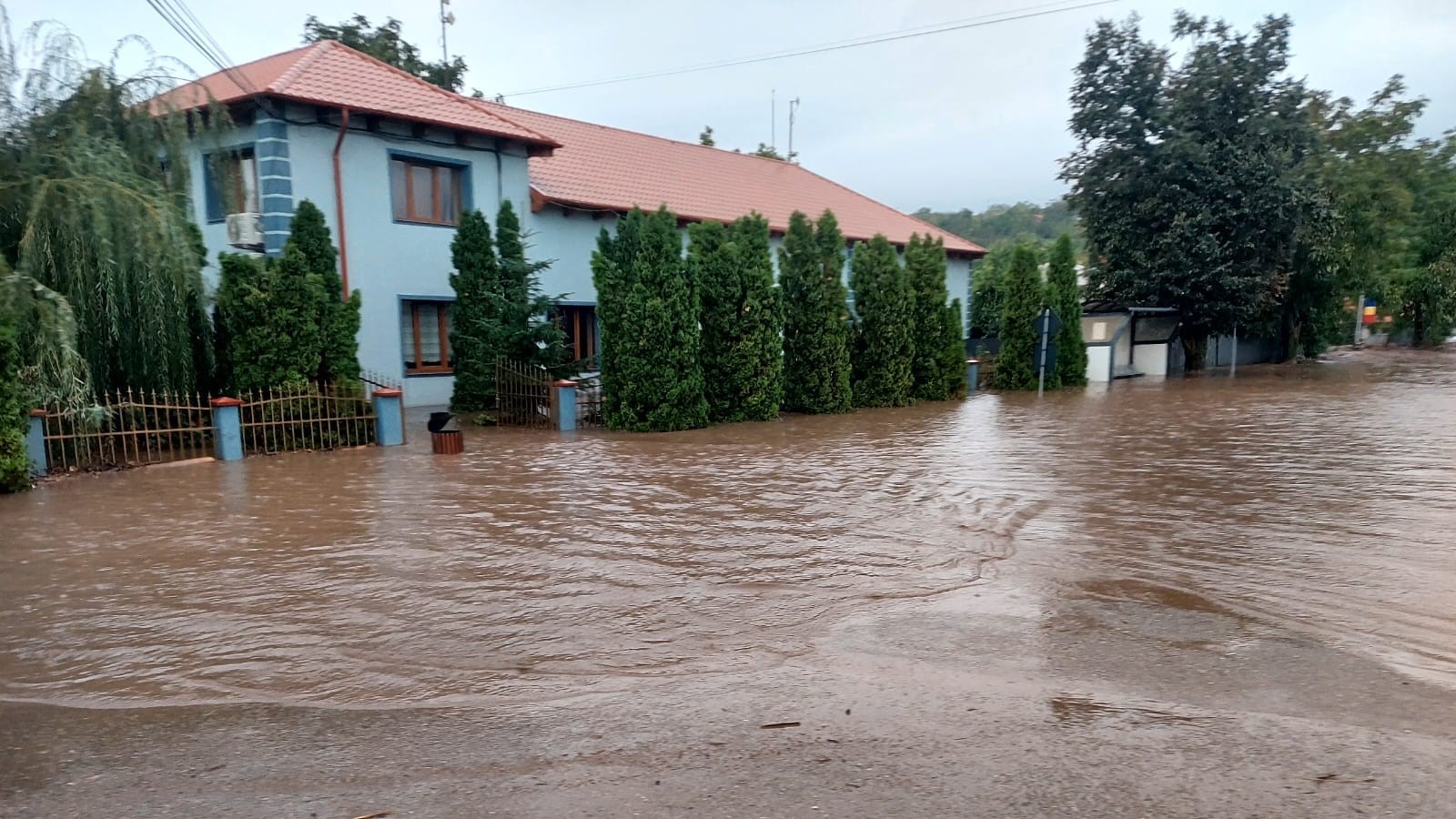 Risc crescut de inundații în județele Dâmbovița și Prahova. Cod Roșu emis de hidrologi
