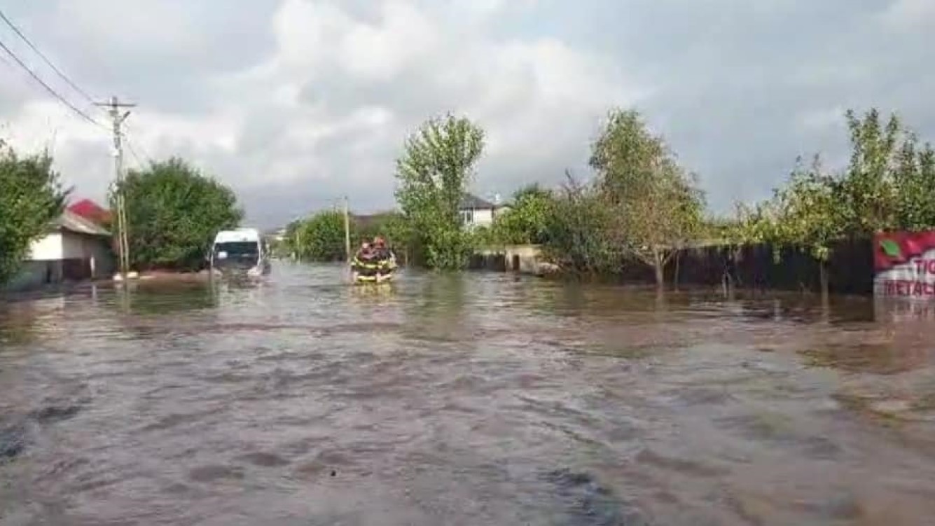 Risc crescut de inundații în mai multe zone din țară. Hidrologii au emis o avertizare de Cod galben pentru acest weekend