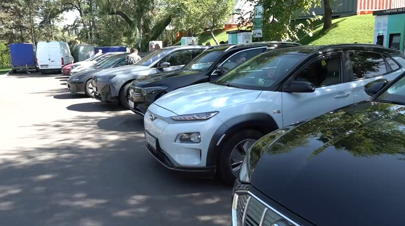 Schimbare pentru șoferii de mașini electrice. Nicușor Dan a promulgat o nouă lege
