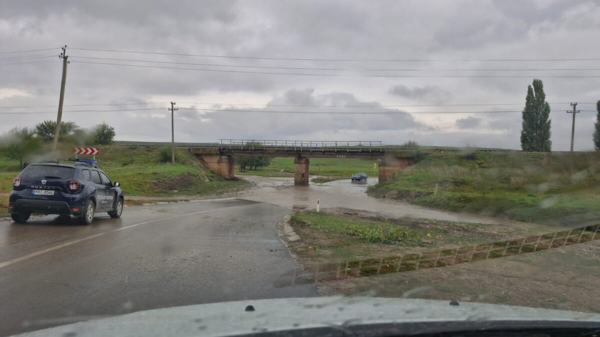 Trei sectoare de drumuri, afectate de ploile abundente. Zonele în care circulația a fost perturbată