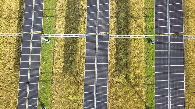 O nouă idee pentru limitarea emisiilor. Ce este agrivoltaica și cum funcționează