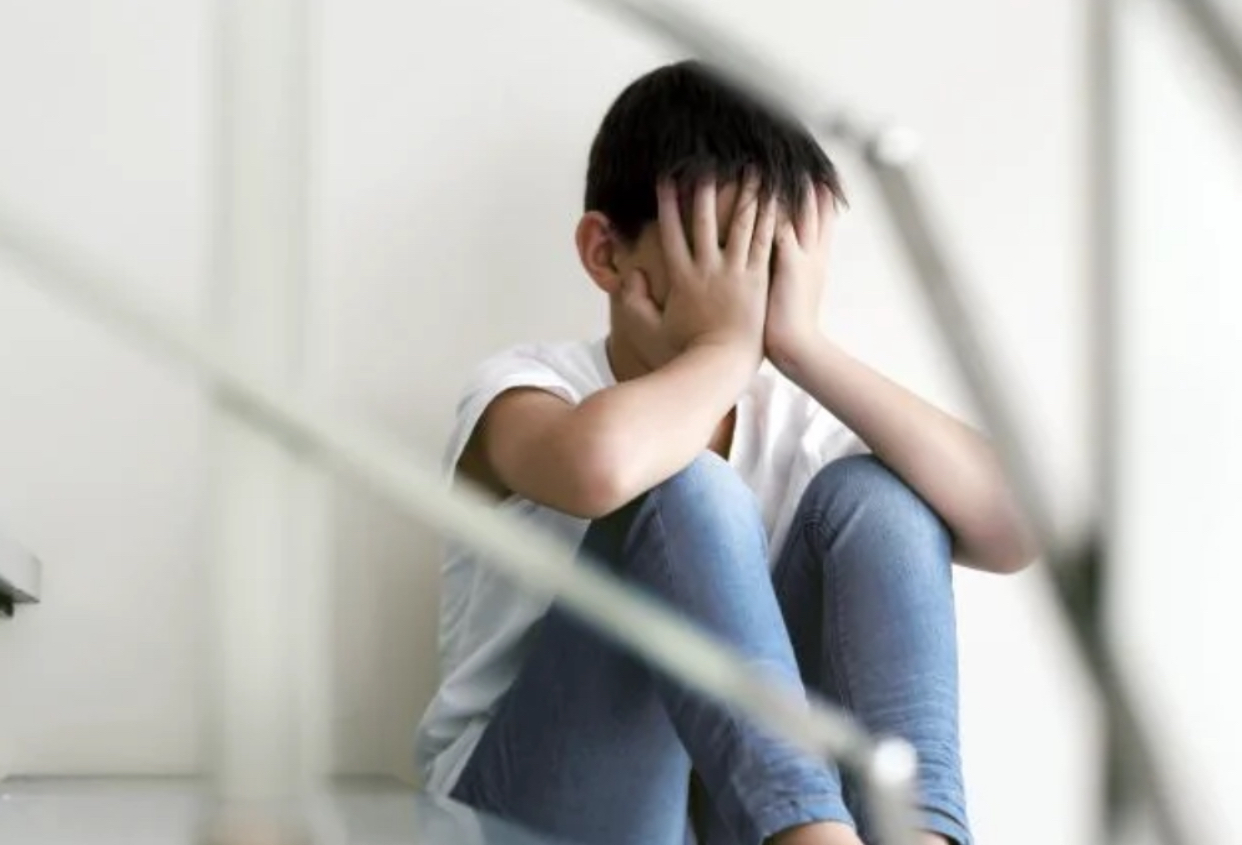 Elev bătut de un poliţist în sala de clasă. Scenele au avut loc în fața unei profesoare