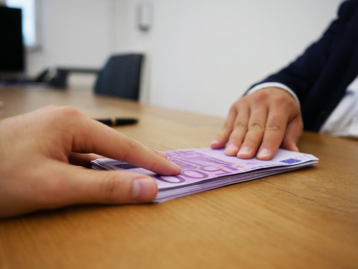 Suspiciuni de fraudă masivă în sistemul britanic de împrumuturi pentru studenți: mii de români ar fi implicați