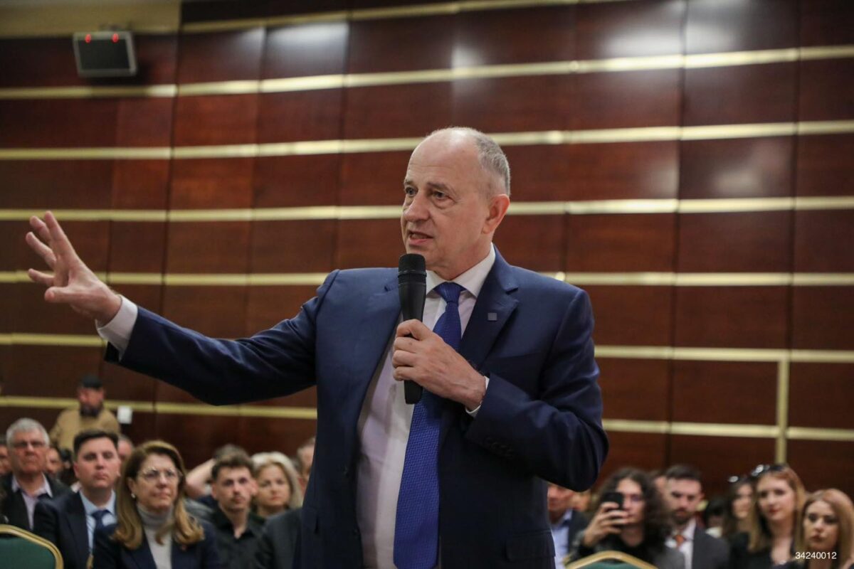 Mircea Geoană, susținut de un cavaler britanic. Sir George Iacobescu este singurul român înnobilat de Regina Elisabeta