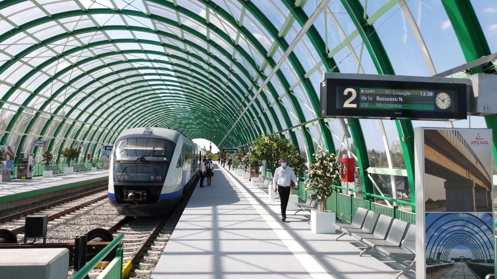 Programul trenurilor spre Aeroportul Otopeni se schimbă pentru câteva ore. Călătorii sunt sfătuiți să verifice cursele înainte de plecare
