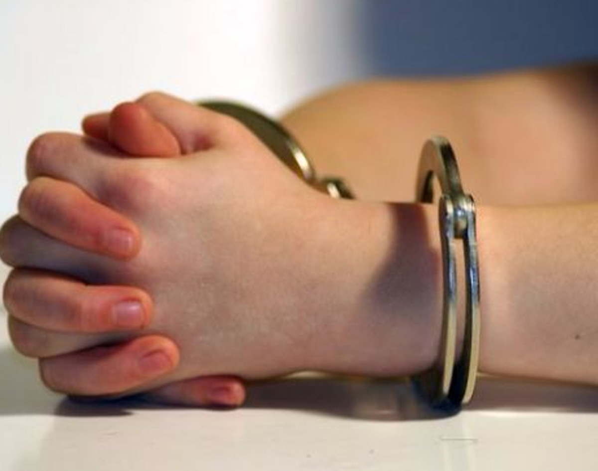 Un bărbat deghizat în femeie a furat dintr-un magazin și a lovit o vânzătoare