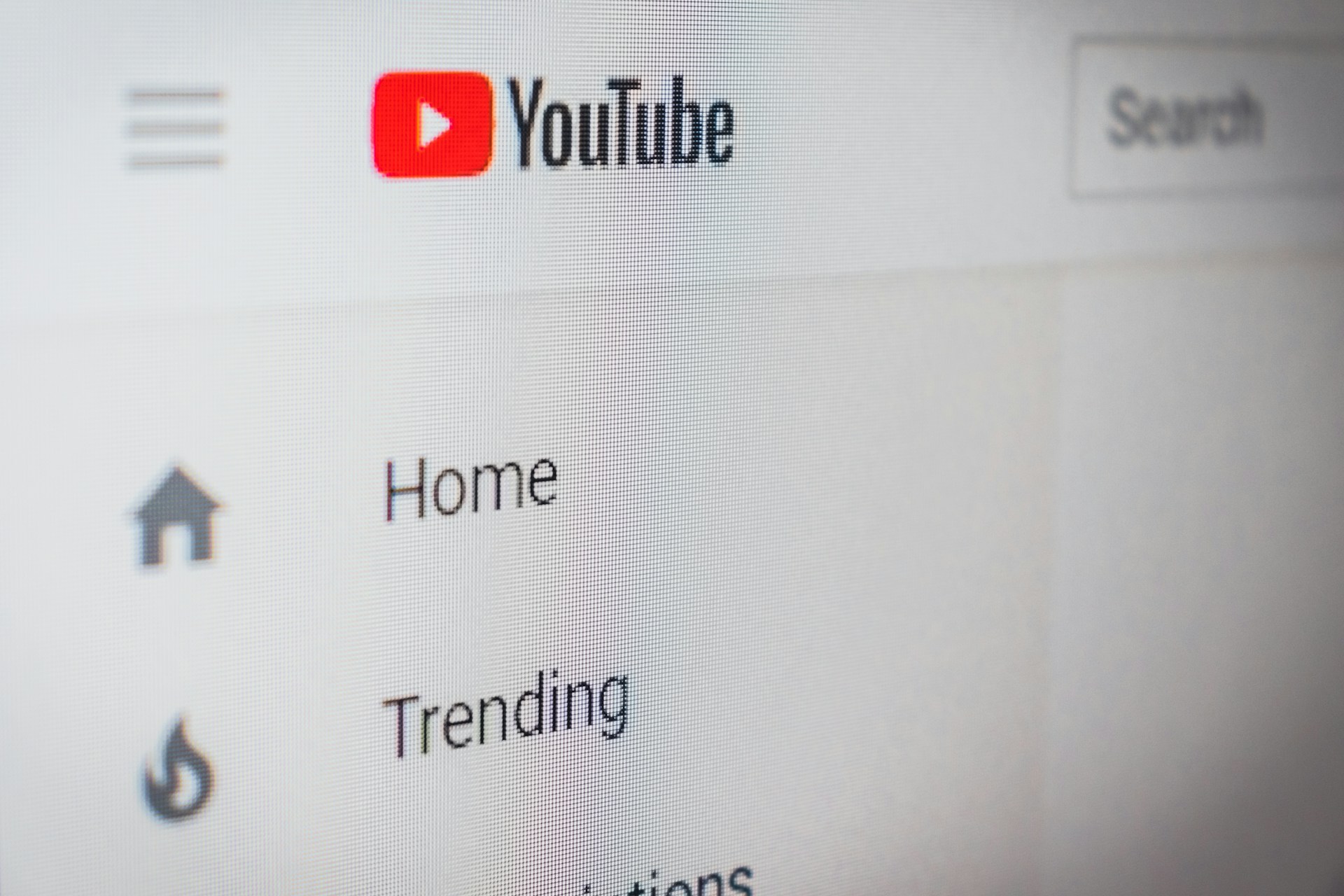 Decizie importantă luată de YouTube în era inteligenței artificiale. Platforma introduce noi reguli
