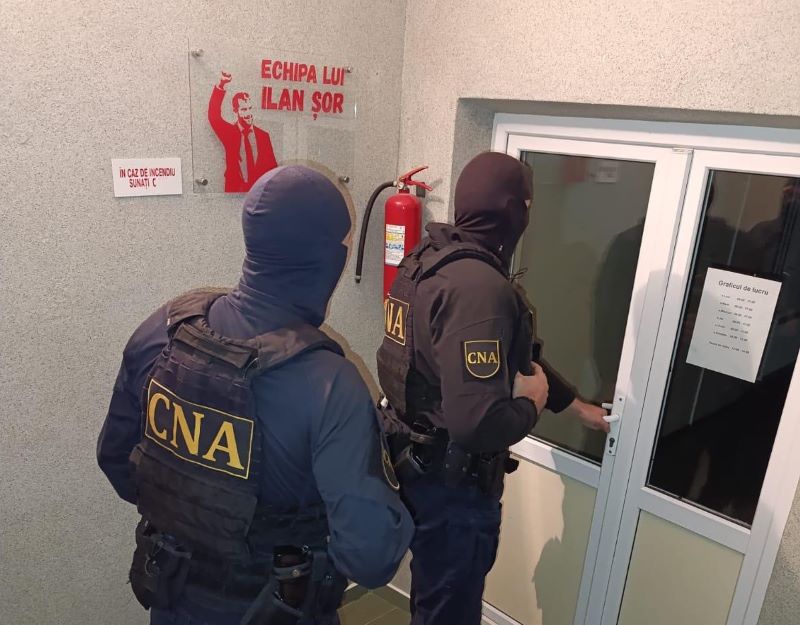 Pseudo-observatorii lui Șor dau târcoale secțiilor de votare. Poliția: Abordează alegătorii și-i influențează