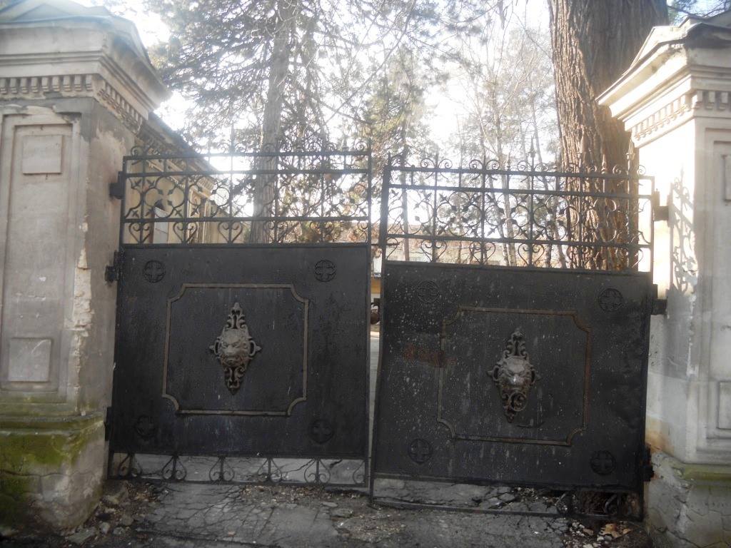 Poți monta o poartă automată pe trotuar sau pe carosabil? Ce spune legea și cine decide accesul auto