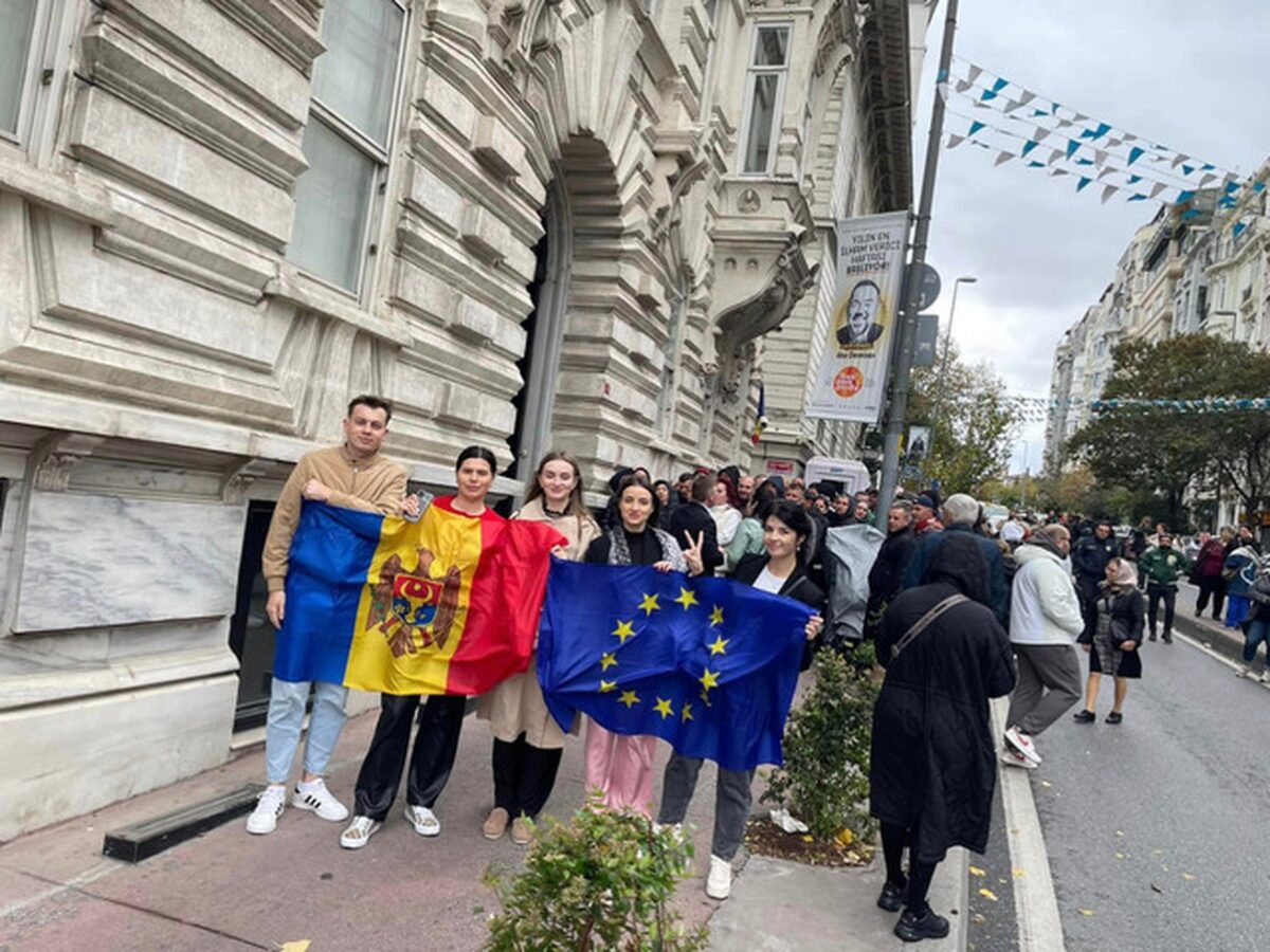 Participare record la vot în diaspora. Peste 300 000 de moldoveni aflați peste hotare și-au exercitat dreptul la vot