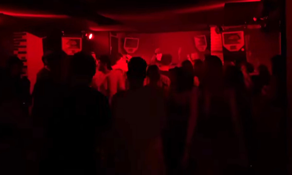 „Am avut și noi Epsteinul nostru”. Despre Sexy Club și mecanismele de control din anii ’90
