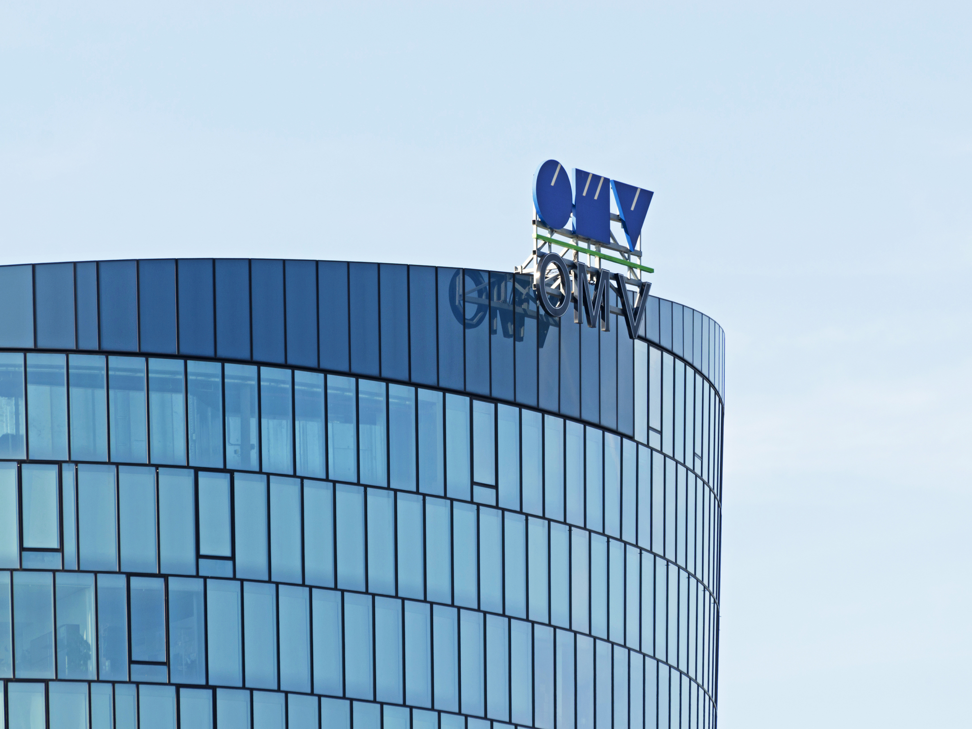 Tranziție energetică în România. OMV Petrom accelerează producția de hidrogen verde și combustibili sustenabili la Petrobrazi