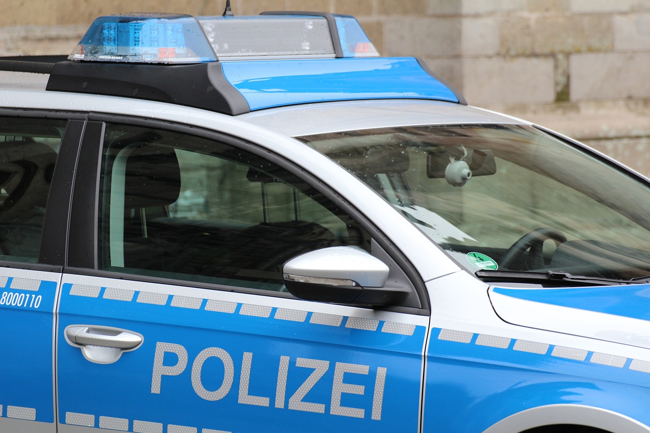 Român înarmat cu toporul, reținut după ce a făcut scandal într-un local din Viena. Ce pedeapsă riscă