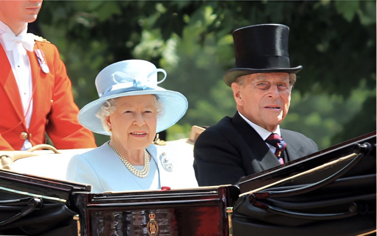 Din culisele monarhiei britanice: Regina Elisabeta, surprinsă aruncând cu pantofii spre Prințul Philip
