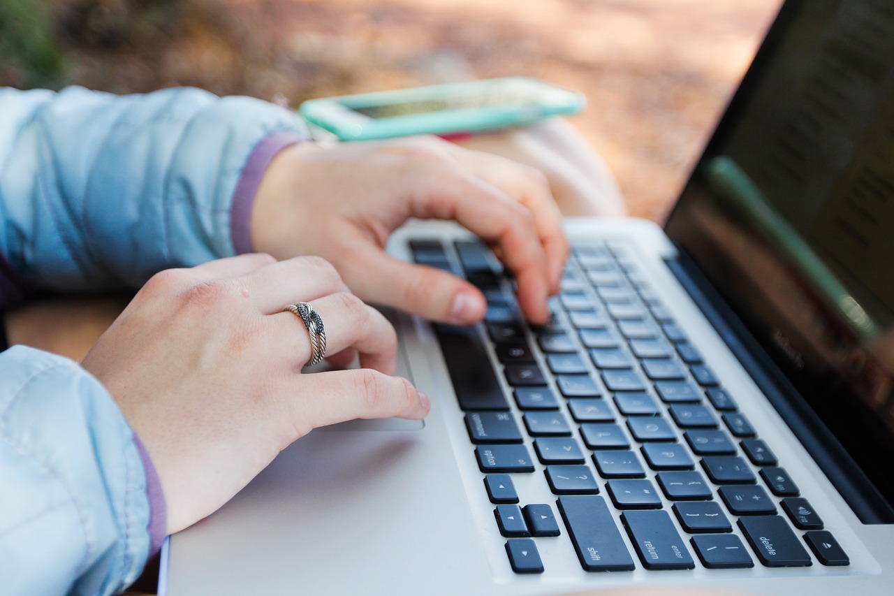 Site-urile pentru adulți, vizate de noi reguli în UE privind verificarea vârstei