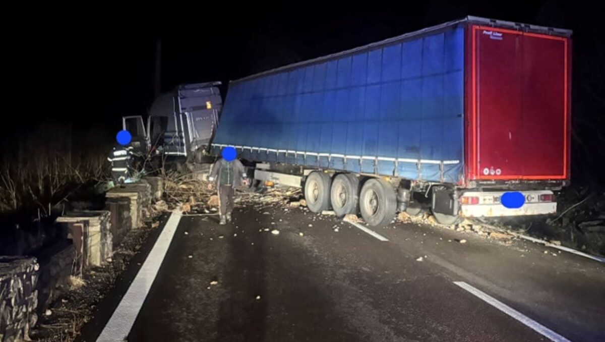 Dezastru pe Valea Oltului. Trafic oprit din cauza căderilor de pietre