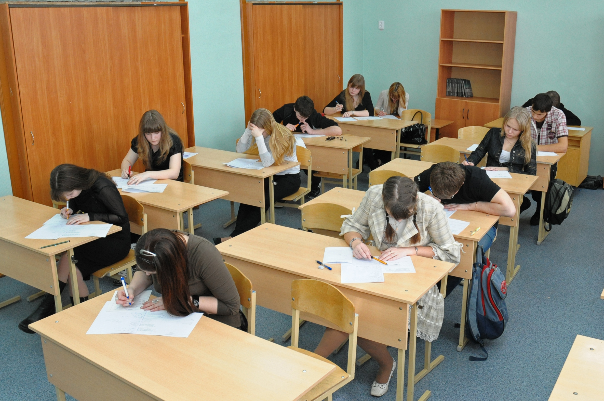 Două proiecte ale Ministerului Educației, contestate de Avocatul Poporului. Ce se întâmplă cu admiterea la liceu și bursele din vacanțe