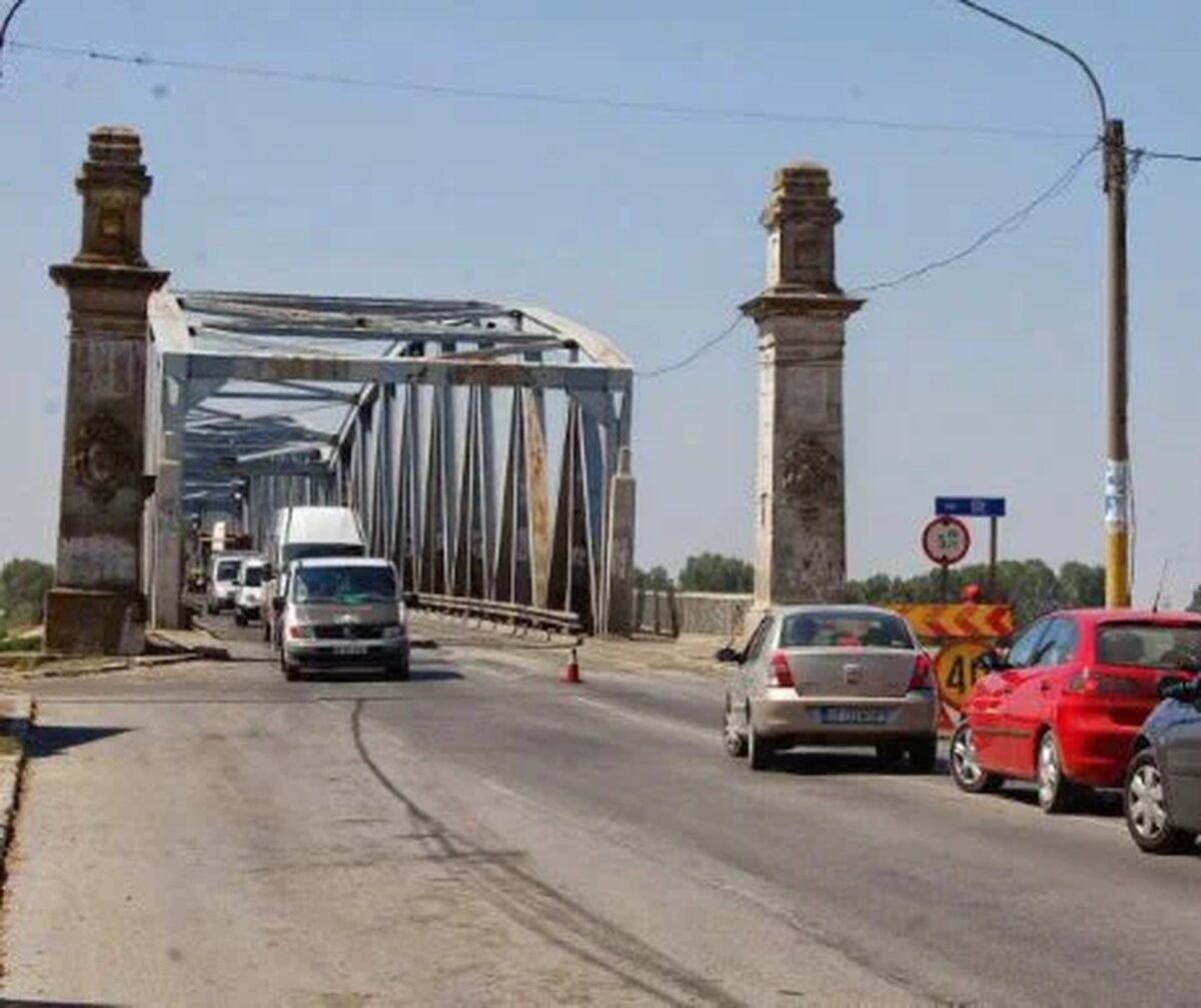 Ce nu ai voie să faci cu mașina pe pod. Amenzile sunt foarte mari