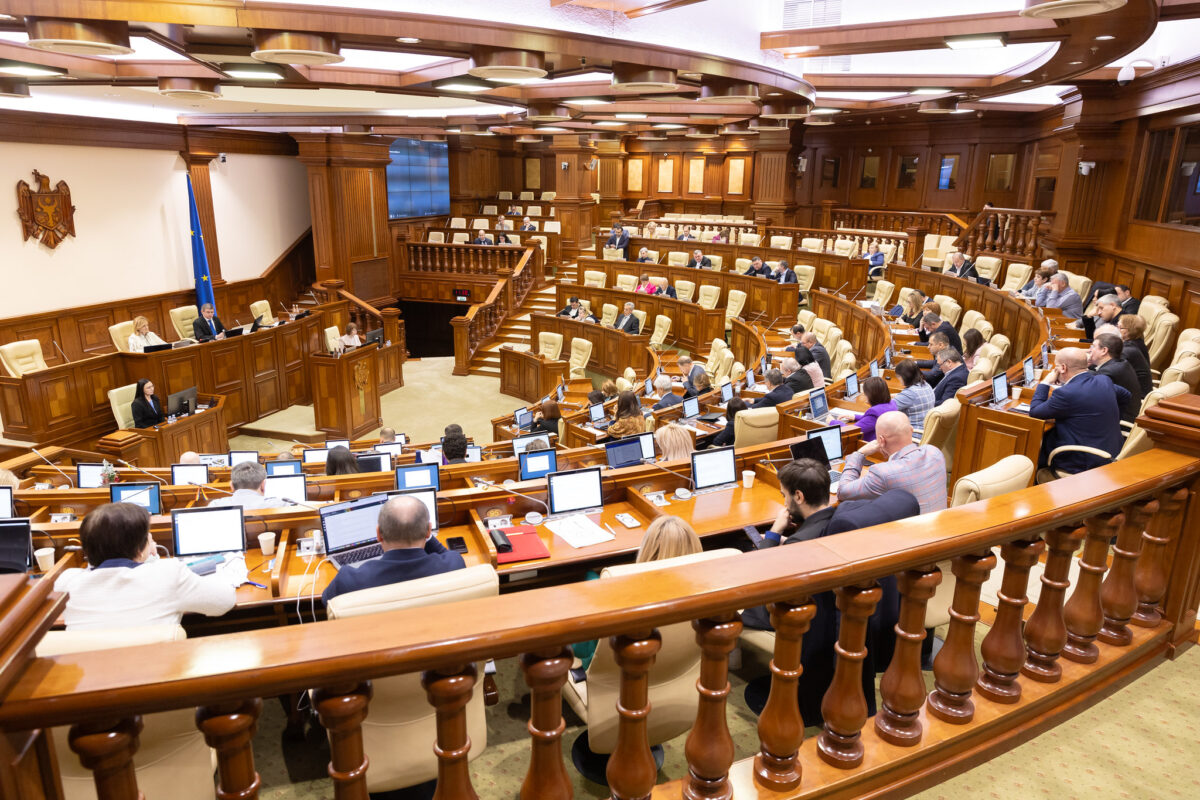 Restaurantul din Parlament are prețuri de cantina săracilor. Cât costă meniul zile