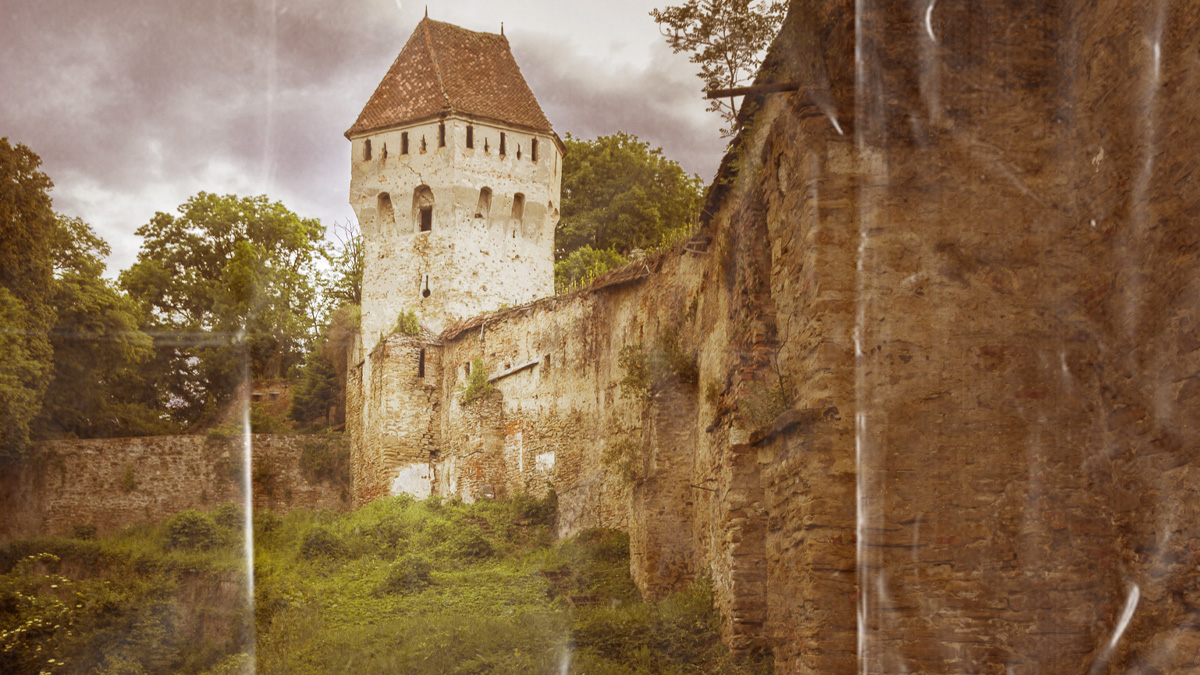 Fantoma miresei din Sighișoara. Localnicii povestesc apariții pe zidurile cetății, iar istoricii încearcă să explice originea legendei