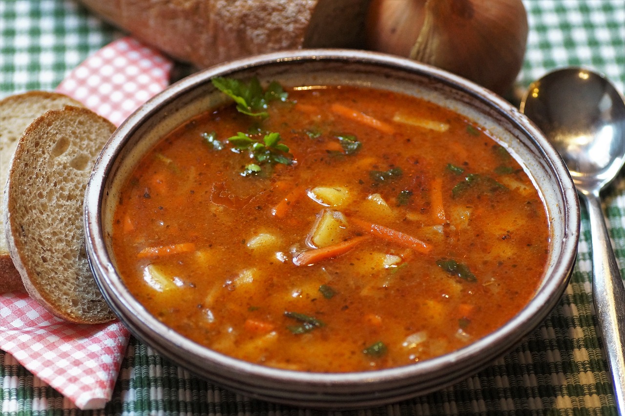 Ciorba de legume care te răcorește în zilele caniculare. Rețeta simplă și gustoasă de vară