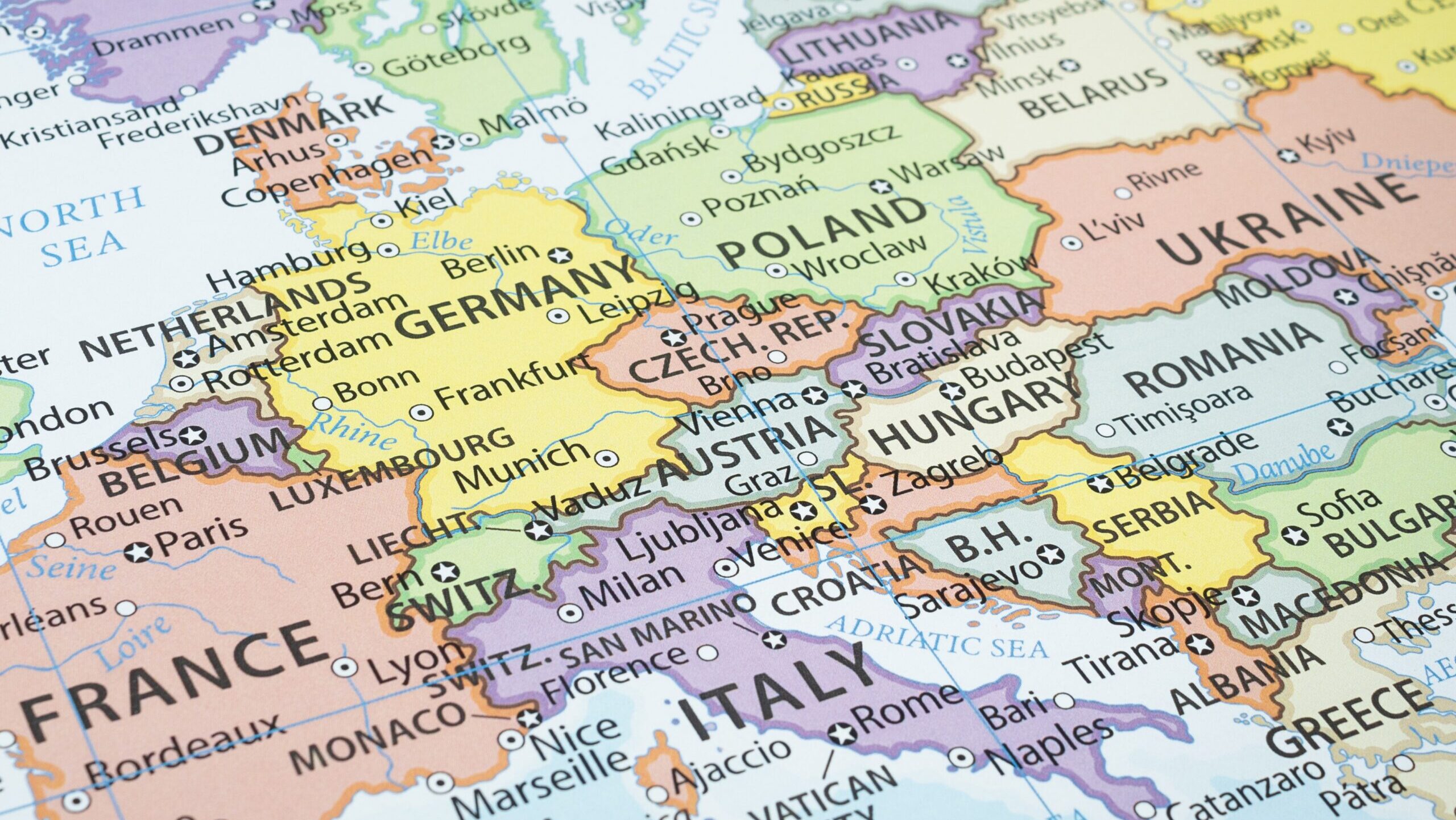 Țara din Europa invadată din greșeală și care putea fi închiriată. Locuitorii nu-și încuie casele, rata criminalității e cea mai mică