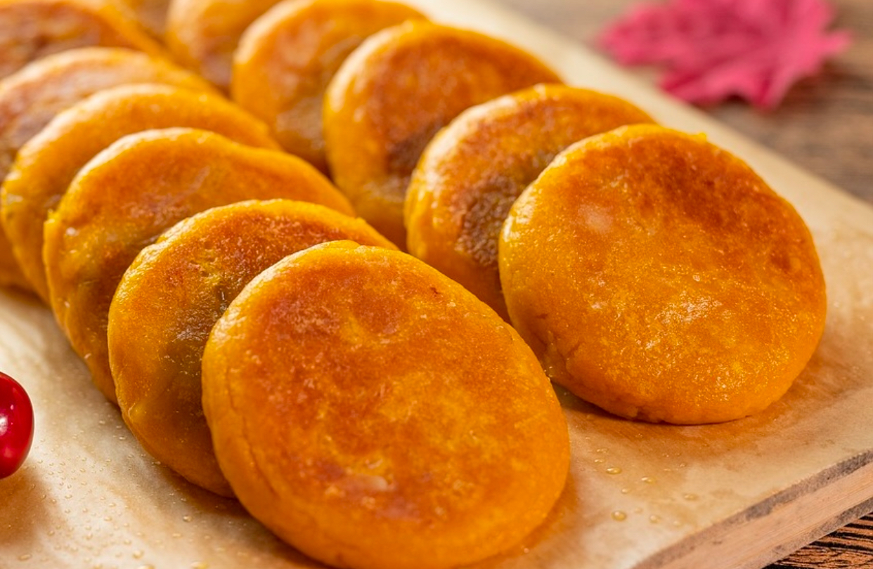 Plăcinte ardelenești cu varză călită și boia. Rețeta pe care merită să o încerci în Postul Mare