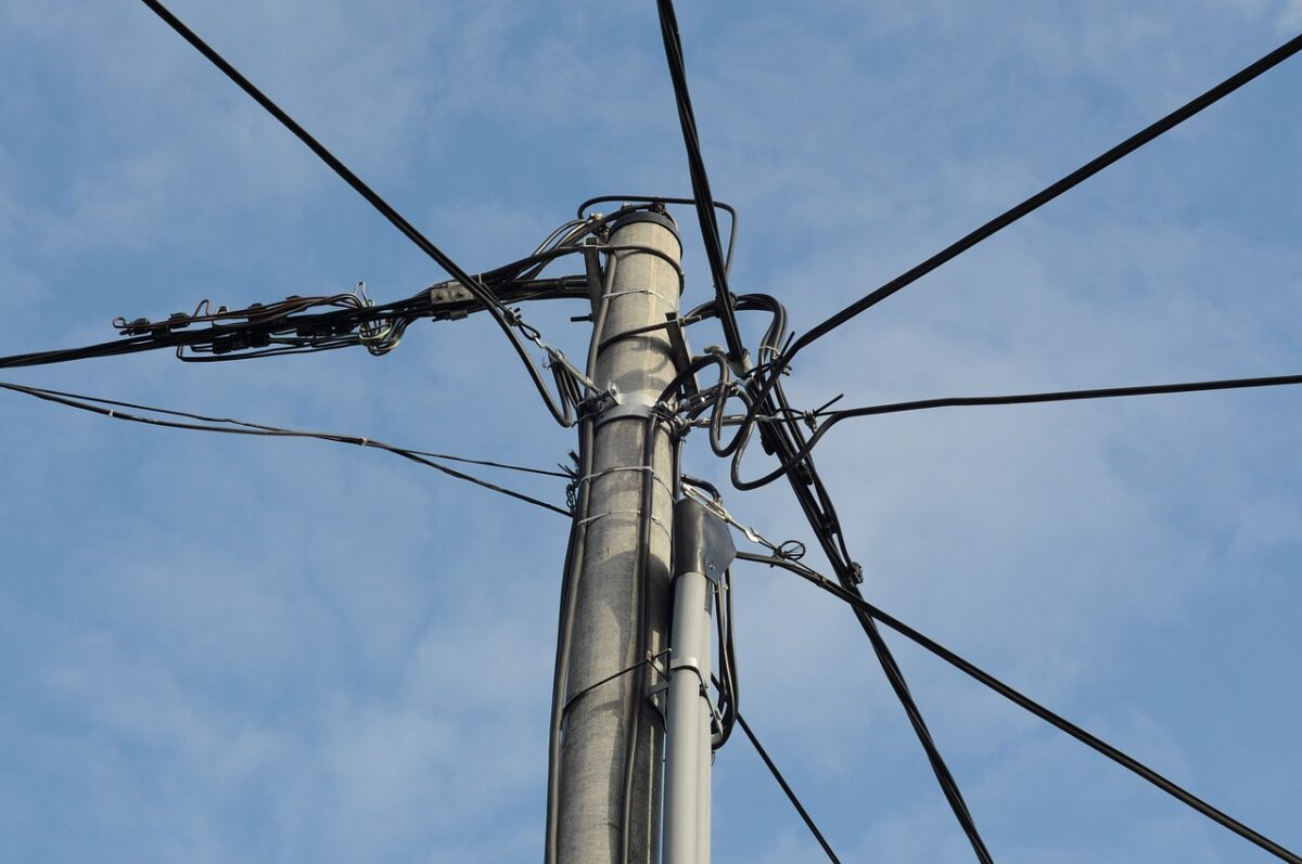 Un român, supărat că s-au anulat alegerile, s-a urcat pe un stâlp și-a amenințat că se aruncă