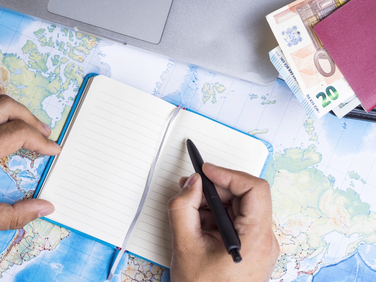 Sondaj. Tot mai mulți români își calculează atent bugetul pentru vacanțe