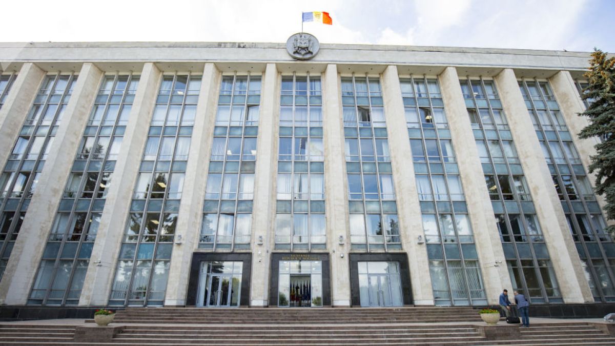 Clădirile publice și unitățile comerciale vor limita iluminatul cu cel puțin 30%. Alte decizii luate la Guvern în contextul stării de urgență