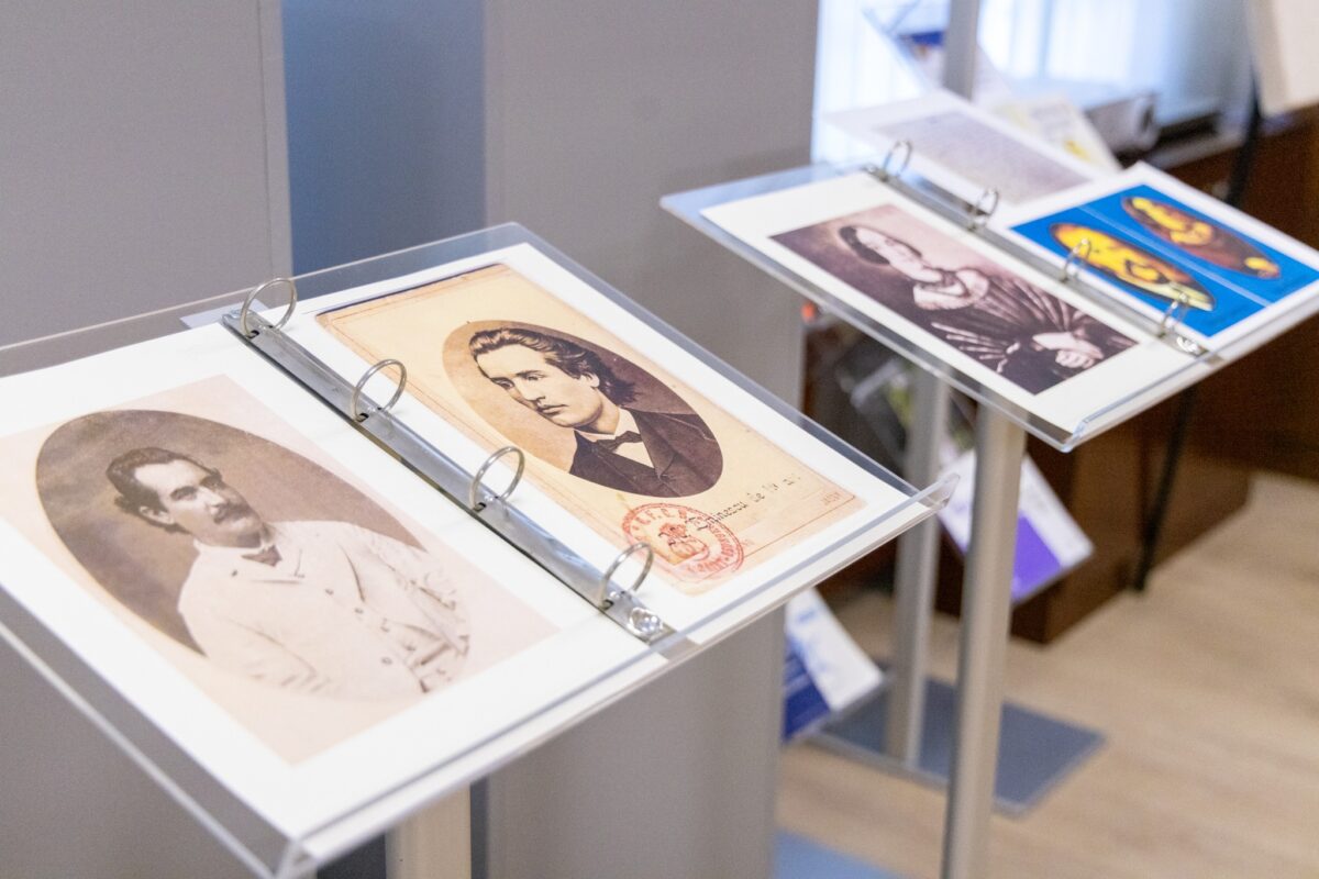 Omagiu pentru Mihai Eminescu. Parlamentul Republicii Moldova găzduiește o expoziție aniversară ce prezintă creația scriitorului