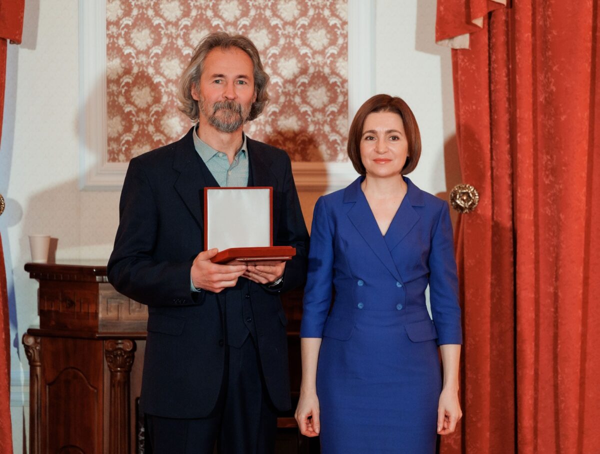 Distincții de Ziua Națională a Culturii. Președinta Maia Sandu a decorat mai multe personalități din Republica Moldova