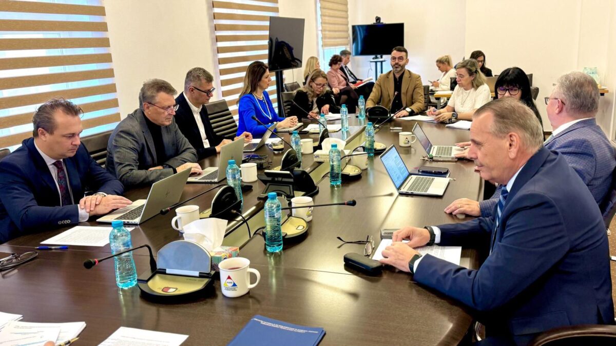 Bugetarii cu salarii colosale de la ANRE se plâng că au veniturile înghețate