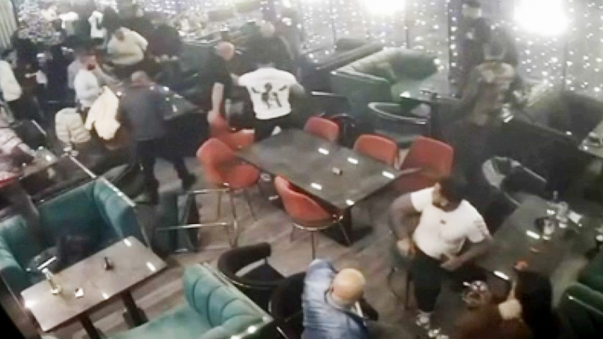Bătaie ca-n filme într-un restaurant din București. Un bărbat a ajuns la spital