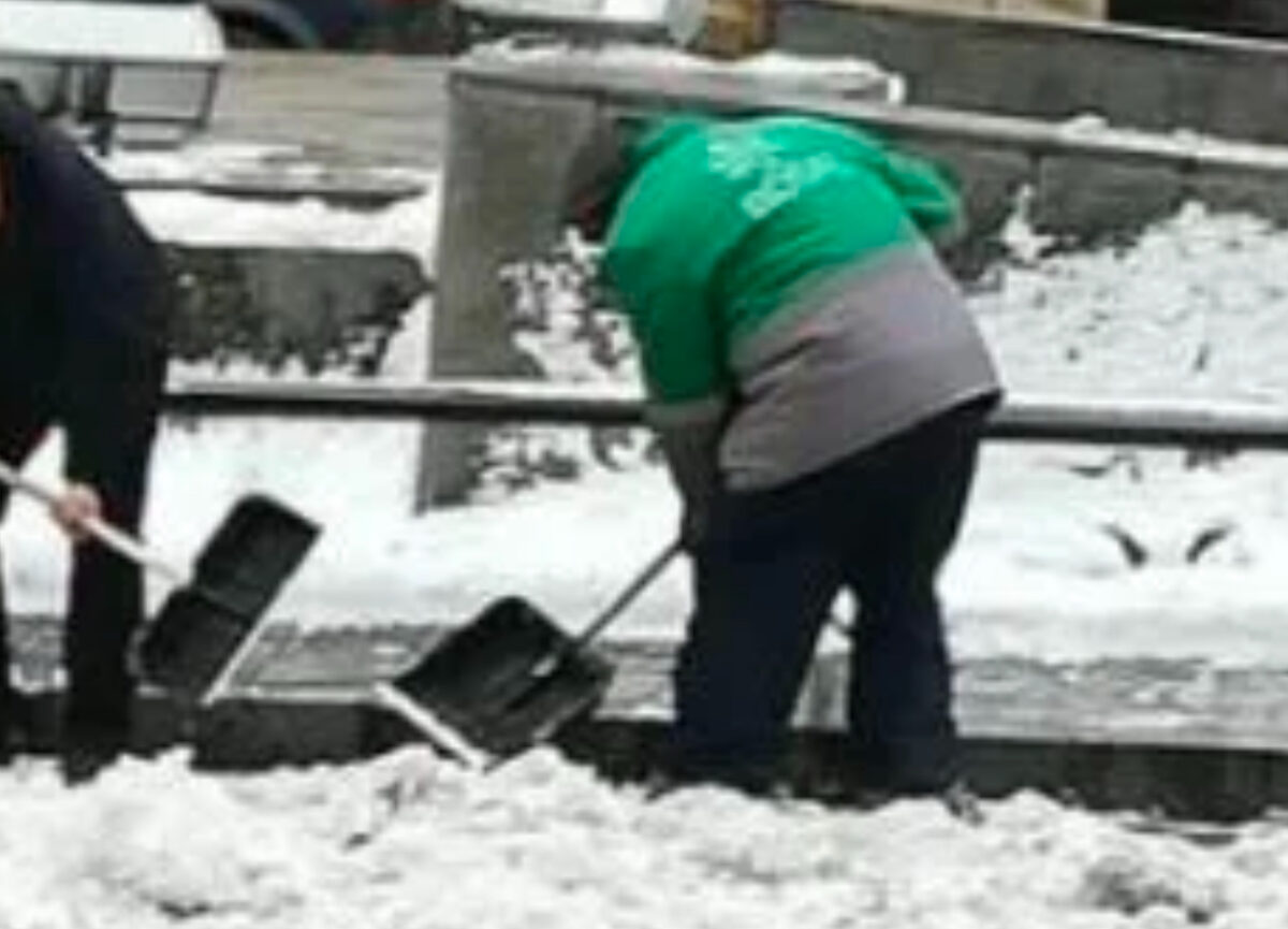 Deszăpezirea trotuarului din fața casei sau a blocului. Poți primi amendă pe loc