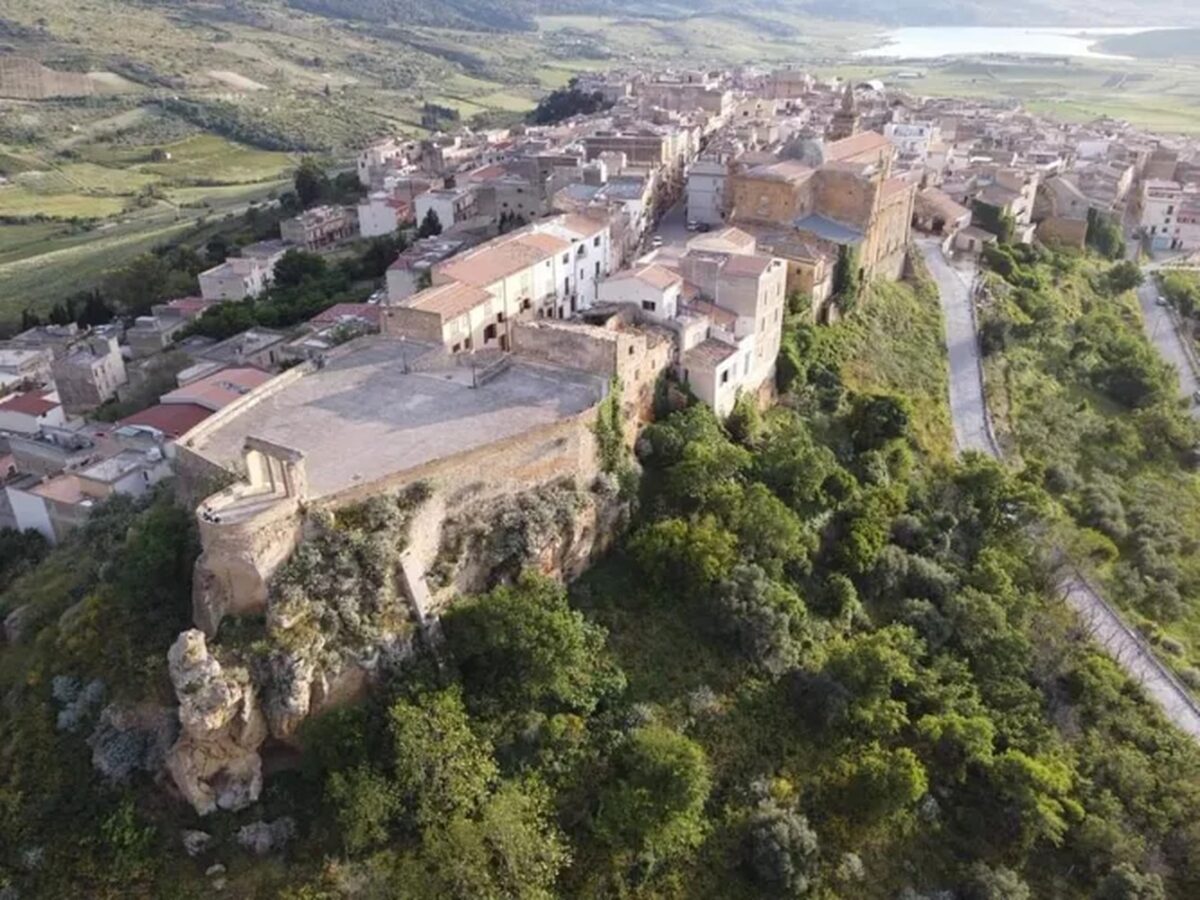 Case la preț de cafea. Satul dintr-o zonă de poveste, care prinde viață