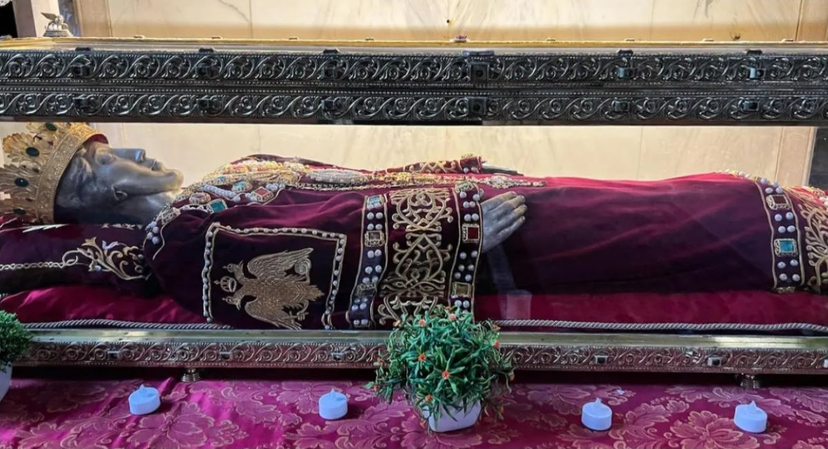 Pelerinaj istoric. Moaștele întregi ale Sfintei Împărătese Elena, popas în Capitală