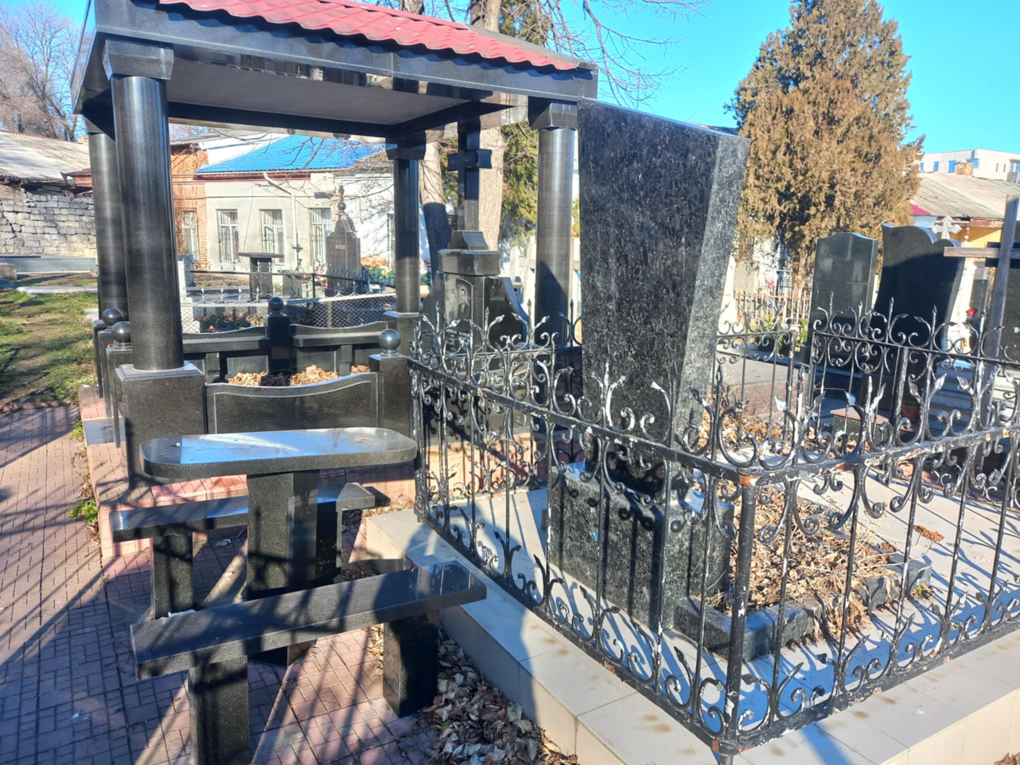 Criza cimitirelor din România. Un loc de veci a ajuns să coste pe OLX cât o mașină second-hand