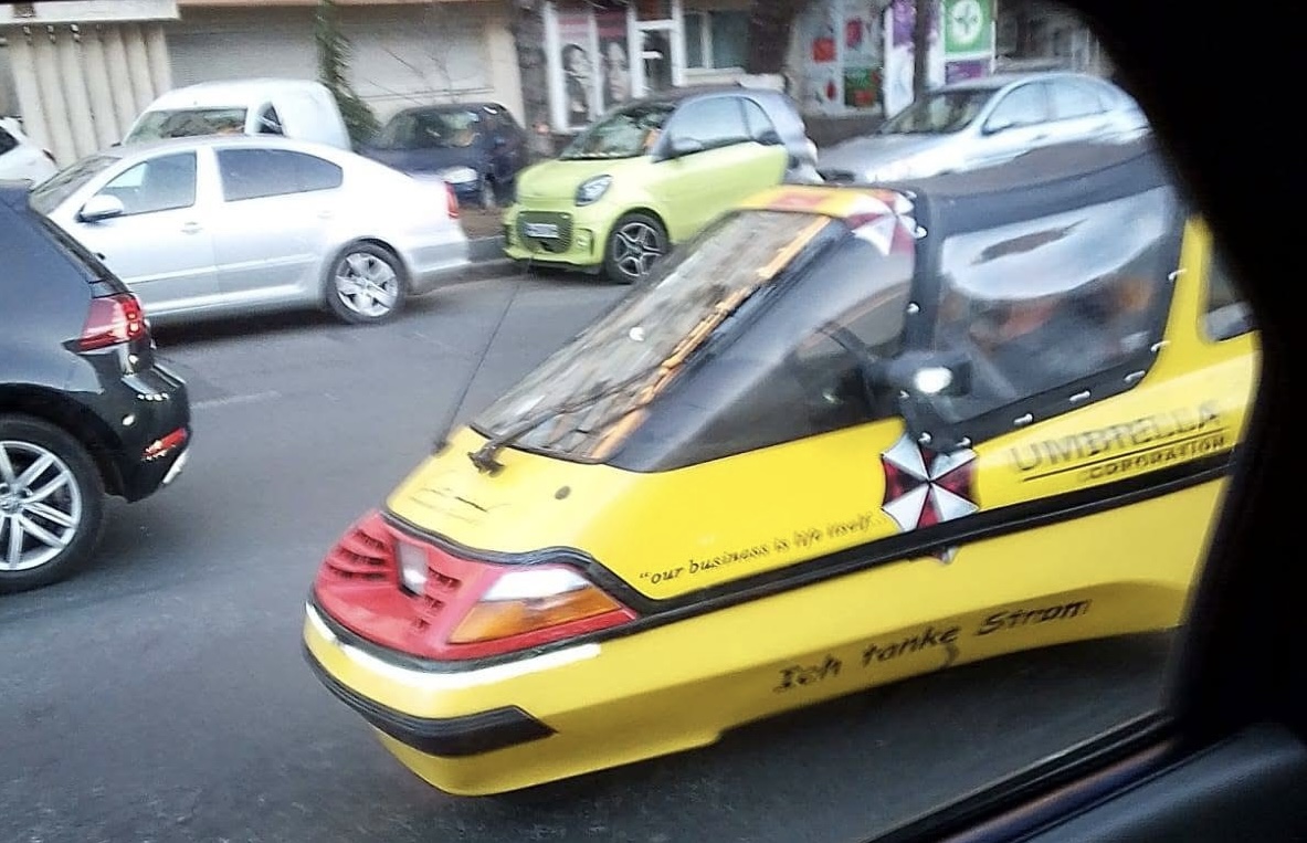 Mașină ciudată prin București. Are peste zeci de ani vechime, dar arată ca din viitor